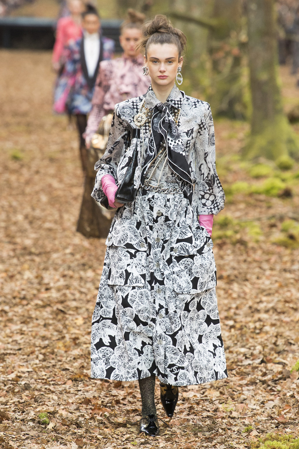 Khu rừng phủ ngập lá vàng thành sàn diễn thời trang trong show Chanel